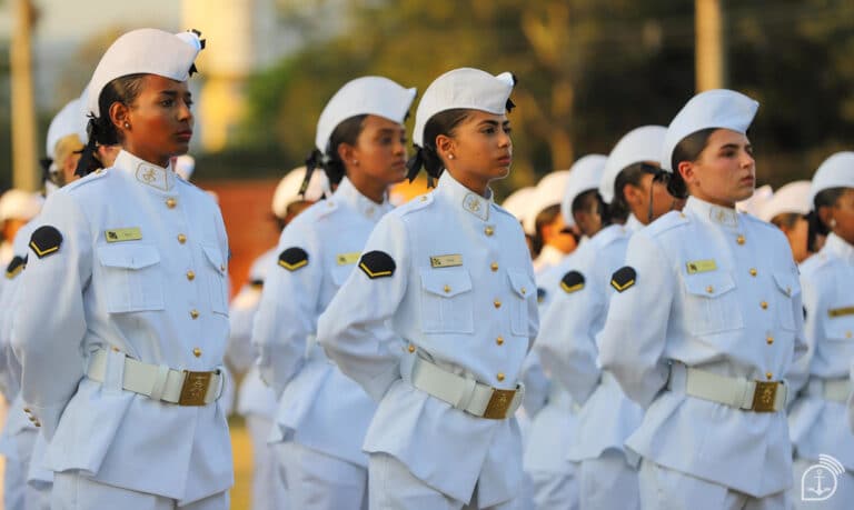 Oficiais femininas da Marinha do Brasil em formação cerimonial usando uniformes brancos e quepes