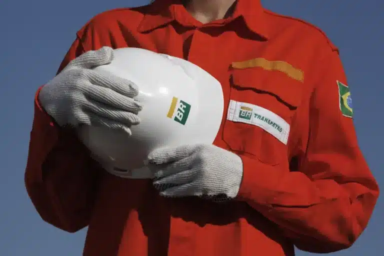 Profissional da Transpetro com uniforme e capacete representando as vagas do concurso Transpetro 2026 para nível técnico e superior